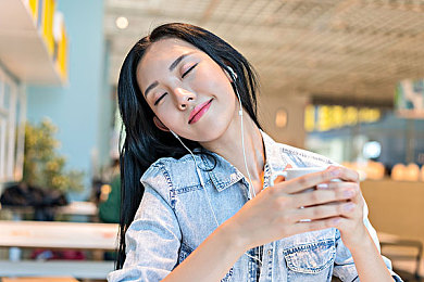 丰满的亚洲女人毛茸茸：毛茸茸风采，亚洲女性魅力绽放瞬间-1