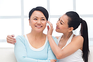 亲妺妺洗澡时伸进她的内裤里：揭秘传统洗澡文化：亲妺妺沐浴间温馨亲情表达