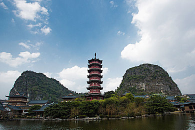 国产又黑又粗：手机设计新潮流：厚感魅力引发行业热议，审美与便携的平衡之道-2