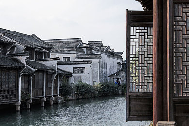 成人十八禁：严打违规平台，共筑清朗网络：我国专项整治未成年人违规接触成人内容问题，全社会共同关注与期待