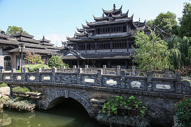 国产又黑又粗：手机设计新潮流：厚感魅力引发行业热议，审美与便携的平衡之道-3