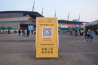 华裔张丽evelyn大战两老外：华裔勇士海外挺身而出，以一敌二捍卫尊严引发全球华人共鸣-4