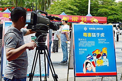 男生桶女生机机：“公共场所冲突视频引发热议，探讨文明礼仪与青少年心理健康教育”-4